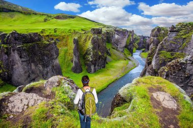  Yaz aylarında yeşil Tundra. Aktif Kuzey turizm kavramı. Yaşlı kadın - turist ile muhteşem sahne hayran büyük sırt çantası.