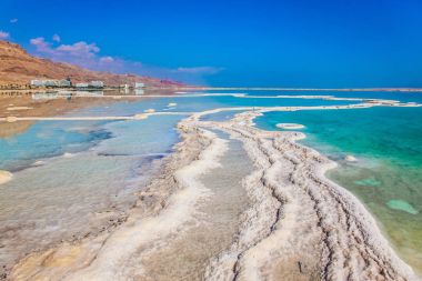 Dead Sea sıcak yaz günü, İsrail adlı ünlü deniz. Sığ buharlaştırılmış tuz ile kaplı. Tıbbi ve ekolojik turizm kavramı 