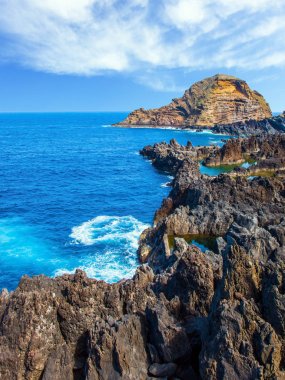Pitoresk kayalar ve taşlar, volkanik ada Madeira, Atlantik sahil. Egzotik ve ekolojik turizm kavramı 