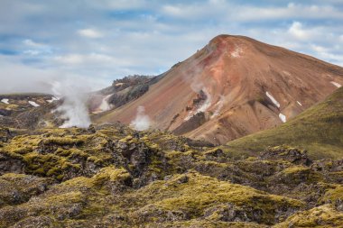 Pitoresk dağlar Vadiyi çevreleyen. Boş yere Dağları yükselir