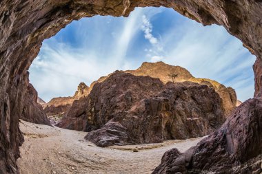 Siyah Kanyon antik Eilat dağlarda. Turuncu ve pembe kumtaşı güneşin sıcak kızdırma. Balık gözü lens çekilen fotoğraf.