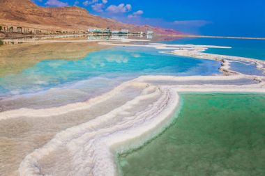Dead Sea sıcak yaz günü, İsrail adlı ünlü deniz. Sığ buharlaştırılmış tuz ile kaplı. Tıbbi ve ekolojik turizm kavramı 