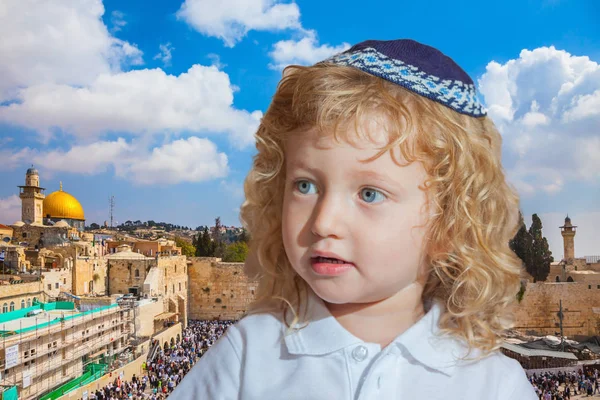 長いブロンドのカールと寺の嘆きの壁に青いタツナミソウの青い目を持ったユダヤ人少年 — ストック写真
