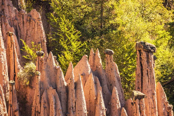 Renon Barátait Föld Pillér Napkeltekor Utazás Varázslatos Mesebeli Ország Dolomitokra — Stock Fotó