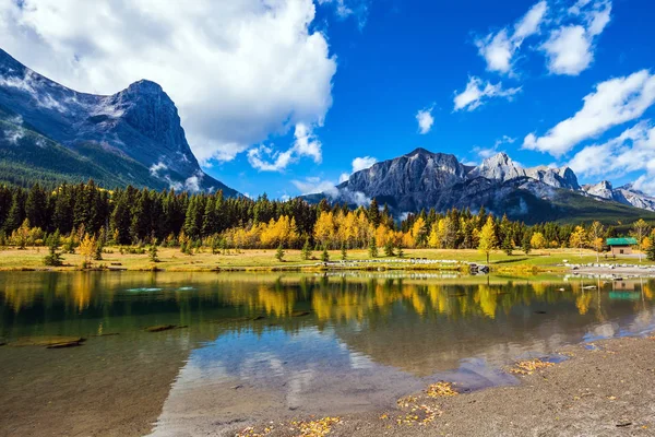 Majestätische Berge Und Malerische Kumuluswolken Spiegeln Sich Wasser Wider Canmore — Stockfoto