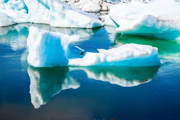 그리고 Jokulsarlon 연못의 반영된에 극단적인 관광의 — 스톡 사진