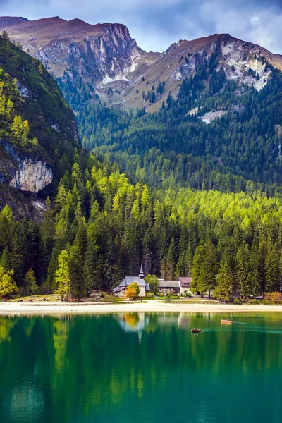 Muhteşem Göl Çevresindeki Dağ Orman South Tyrol Talya Için Yansıtır — Stok fotoğraf