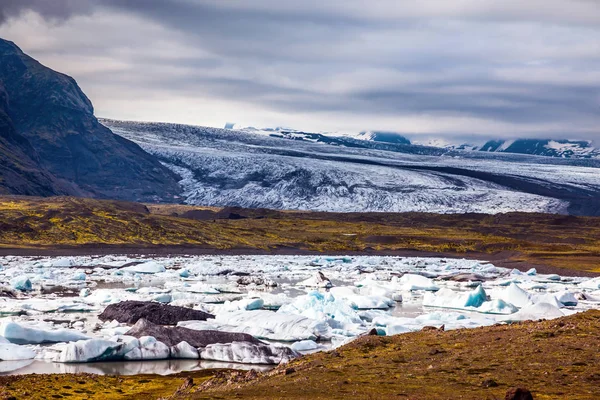 Ice Floes Weerspiegeld Het Gladde Wateroppervlak Ijs Lagune Bewolkte Dag — Stockfoto