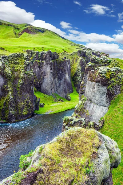 Tundra Verde Con Cañón Llamativo Islandia Concepto Turismo Activo Del — Foto de Stock