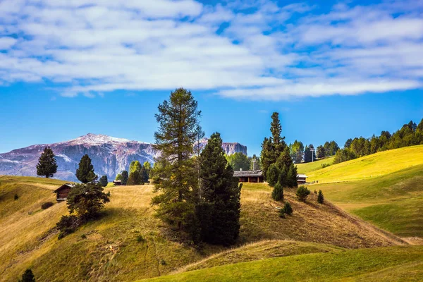 阿尔卑斯山休斯的自然景观 神奇的山谷 积极生态旅游的概念 — 图库照片
