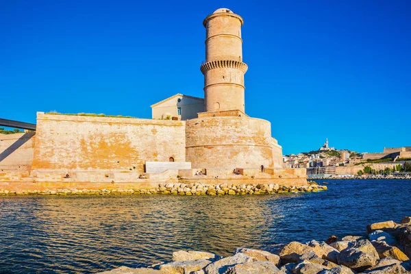 Форт Святого Іоанна Вежею Відображені Блакитна Вода Порт Марселя — стокове фото