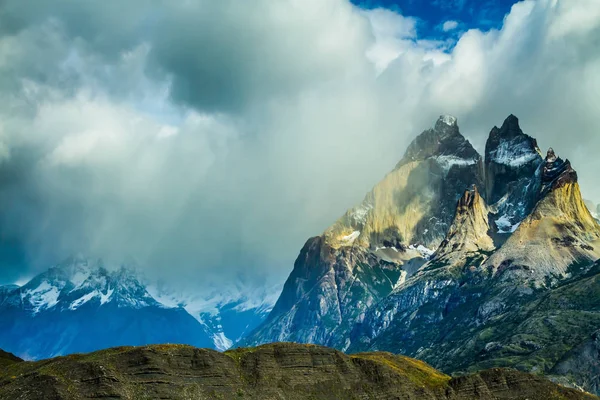 Nationaal Park Torres Del Paine Krachtige Wind Drijft Zware Grijze — Stockfoto