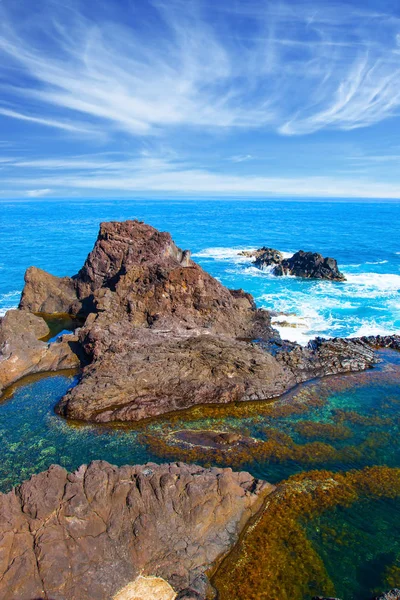 美しい岩や海岸の大西洋のマデイラ島の火山島の石 エキゾチックな生態学的な観光事業の概念 — ストック写真
