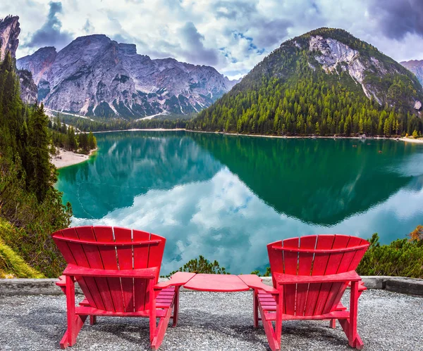 Dos Cómodas Tumbonas Madera Orilla Del Lago Concepto Senderismo Ecoturismo — Foto de Stock