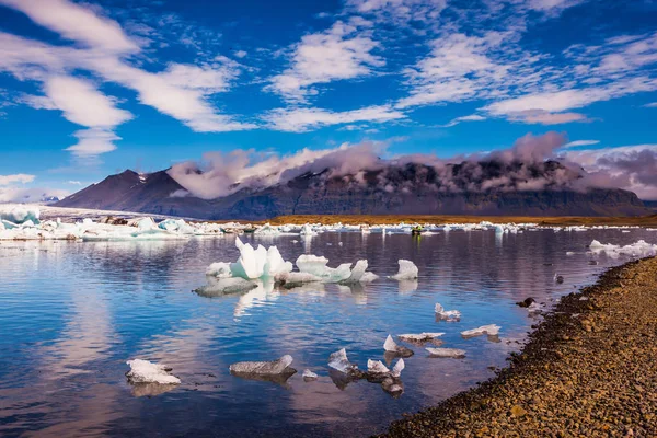 在冰礁湖的日出 冰浮冰反映在光滑的水面上 北方极端旅游的概念 — 图库照片