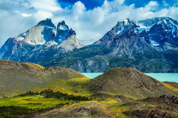 チリを旅行します 国立公園トーレスデル ペイン 強い風は Kuernos の絶壁の上の重い灰色の雲をドライブします アクティブの概念冒険国土 — ストック写真