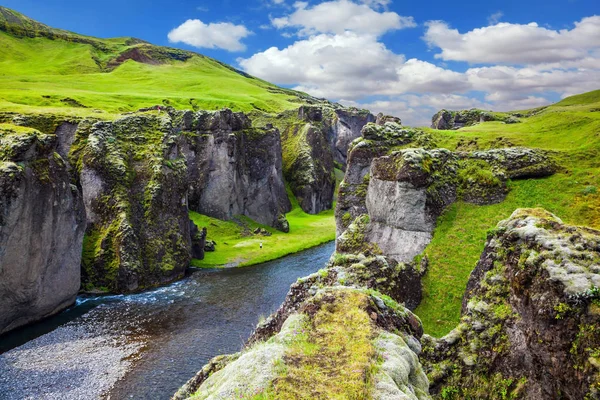 Tundra Verde Con Cañón Llamativo Islandia Concepto Turismo Activo Del — Foto de Stock