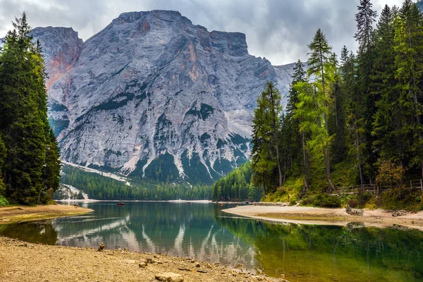 Magnífico Lago Refleja Las Montañas Circundantes Bosque Tirol Del Sur — Foto de Stock