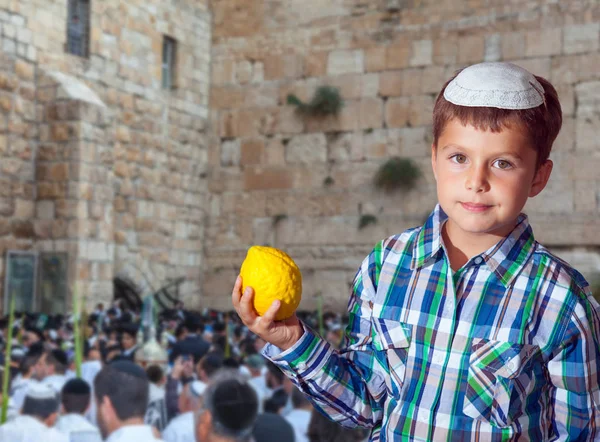 Židovský Chlapec Bílé Čapce Etrog Podzim Den Židovského Svátku Sukot — Stock fotografie
