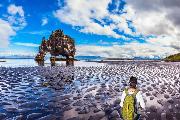 在海洋流出时 玄武岩岩石猛犸象 Hvitsercur 女人带着绿色背包欣赏自然奇观 冰岛极端北方旅游概念 — 图库照片