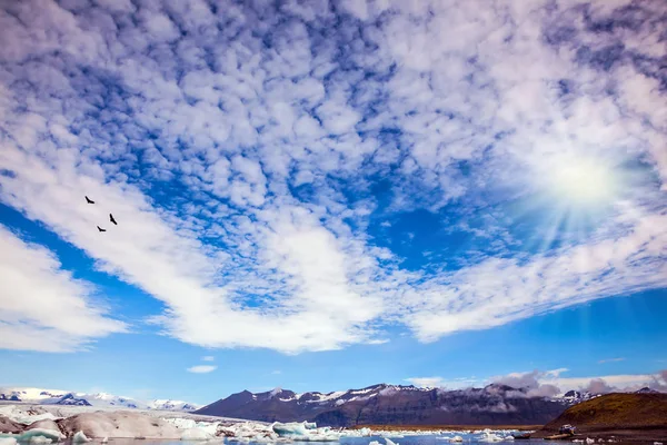 凉爽的太阳照亮了冰岛海岸的群山 — 图库照片