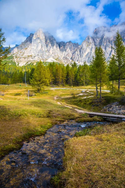 날카로운 바위와 현기증 Dolomites 계곡을 둘러싸고 있습니다 관광의 — 스톡 사진