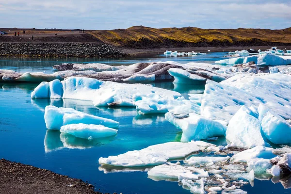 Ghiacci Galleggiano Riflettono Nella Superficie Blu Dell Acqua Nella Laguna — Foto Stock