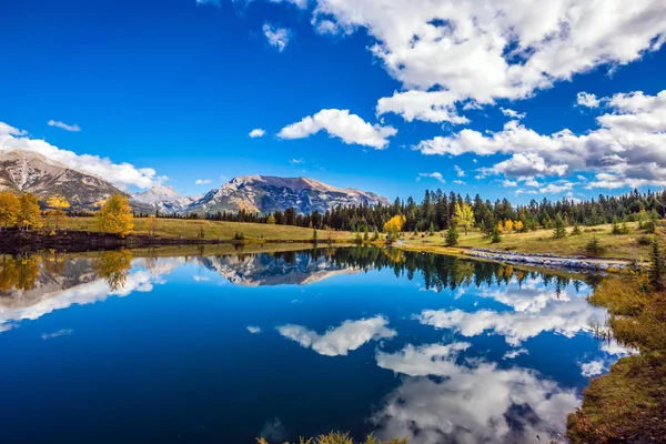 キャンモア バンフ国立公園の近くの明るい輝く秋の日 雄大な山々 と美しい雲湖に反映されます — ストック写真