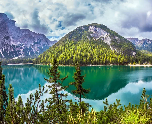 Magnífico Lago Refleja Las Montañas Circundantes Bosque Tirol Del Sur — Foto de Stock