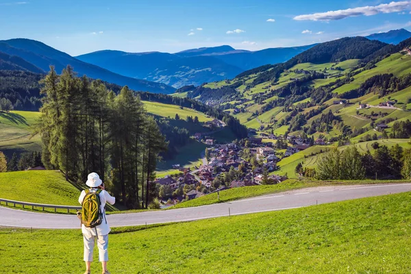 Active Woman Tourist Backpack Dolomites Mountains Concept Ecological Active Tourism — Stock Photo, Image