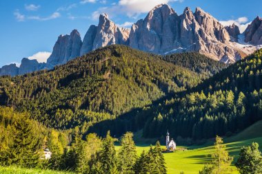 Val di Funes - kilise Santa Maddalena Vadisi'nin ünlü sembolü.  