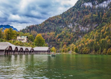 Eski Canada Barajı parkta sakin çekici Nehri ile güzel manzara.