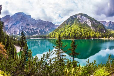 South Tyrol. Muhteşem göl Lago di Braies. Yeşil su çevreleyen dağ ve orman yansıtır. Yürüyüş ve eko-turizm kavramı