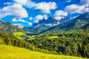 Yeşil Vadi Dolomit kayalarla çevrili. Dolomites, Val de Funes sıcak sonbaharda. Ekolojik turizm kavramı