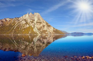 Dağ ve göl Bariloche, Arjantin için. Egzotik ve aşırı turizm kavramı. Güzel manzara yaz güneş aydınlatır
