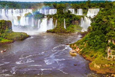 Muhteşem şelale Iguazu Falls Park. Etkin ve kültürel turizm kavramı