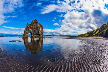 Gün batımında sihirli Rock Hvitsercur. İzlanda'nın yumuşak Kuzey güneş. Kuzey aşırı turizm kavramı. 
