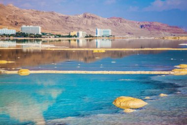 Tuz sığ deniz kıyısında pitoresk çizgili. Terapötik Dead Sea, İsrail. Tıbbi ve ekolojik turizm kavramı 