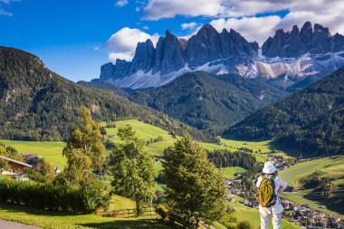 Aktif kadın turist Dolomites dağlar, sırt çantası ile. Ekolojik ve aktif turizm kavramı 