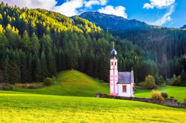 Bir dağ vadi ünlü kilise St. Mary Magdalene ve çan kulesi. Dolomites, Tyrol, yaz günbatımı. Eko-Turizm kavramı 