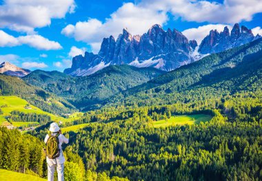 Yaşlı kadın - turist sırt çantası ile Val de Funes fotoğraf çeker. Sıcak Sonbahar in Tirol, Dolomites. Aktif ve eko-turizm kavramı