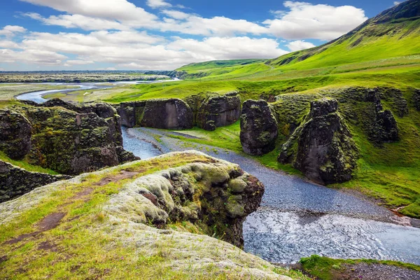 Tundra Verde Con Cañón Llamativo Islandia Concepto Turismo Activo Del — Foto de Stock