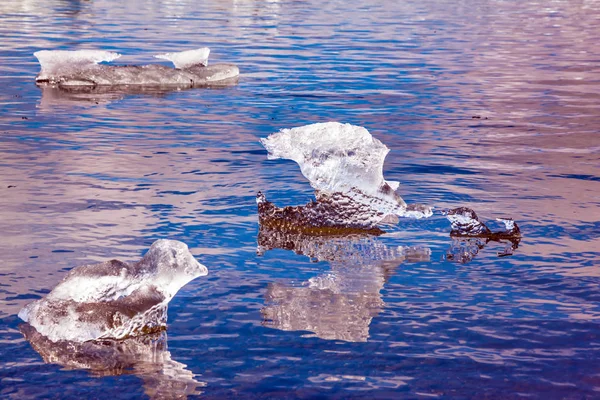 Témpanos Hielo Reflejado Agua Limpia Ice Jokulsarlon Lagoon Concepto Turismo — Foto de Stock
