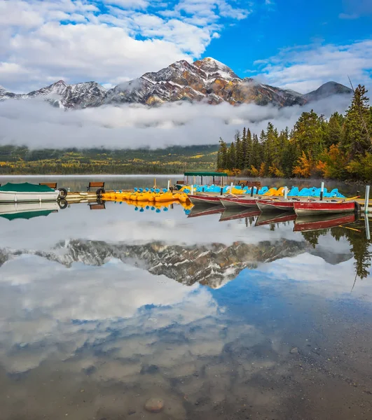 Pyramid Lake Jasper National Park Concept Active Vacation Tourism Boat — Stock Photo, Image