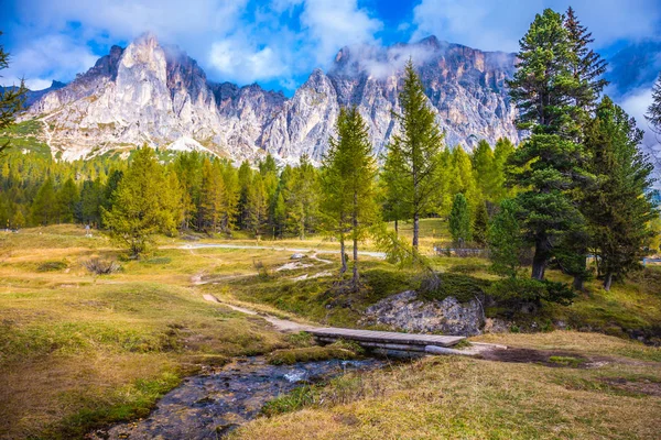 Dizzying Dolomites Sharp Rocks Surround Grassy Valleys Concept Ecological Tourism — Stock Photo, Image