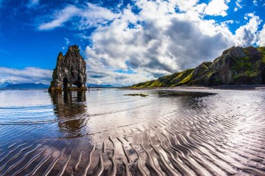 Büyük bir fil şeklinde deniz sahilde Rock Hvitserkur. Gün batımında okyanus gelgit. Kuzey Sahil İzlanda. Aşırı Kuzey turizm kavramı