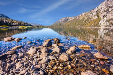 En ünlü tatil Bariloche taşlı çakıl altında göl