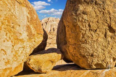  Oyun ışık ve gölge buzlu. Aşırı ve ekolojik turizm kavramı. Büyük Granit kayalar ve taşlar çöl Namib. Spitzkoppe, Namibya taşlar