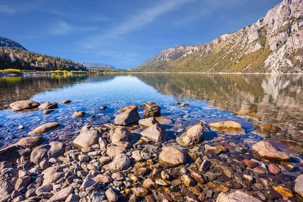 Lago Com Fundo Seixo Pedregoso Famoso Resort Bariloche — Fotografia de Stock