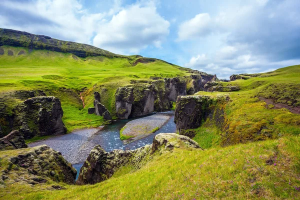 月に緑のアイスランド ツンドラ 崖の間で氷河の水が流れる川を高速です 魔法キャニオン Fyadrarglyufur アクティブな北部観光の概念 — ストック写真